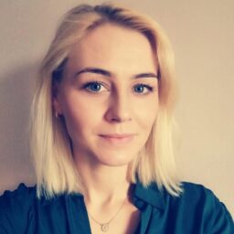 na zdjęciu portretowym, uśmiechnięta blondynka w długich włosach w granatowej koszuli