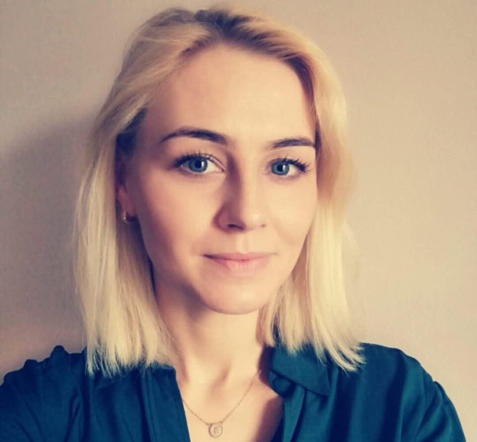 na zdjęciu portretowym, uśmiechnięta blondynka w długich włosach w granatowej koszuli