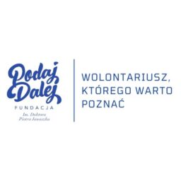 Logo Fundacji PODAJ DALEJ i obok napis: wolontariusz, którego warto poznać